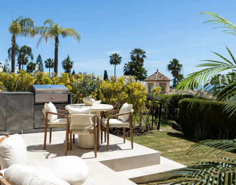 STUNNING 4-BEDROOM TOWNHOUSE WITH ROOFTOP TERRACE IN BENAHAVÍS
