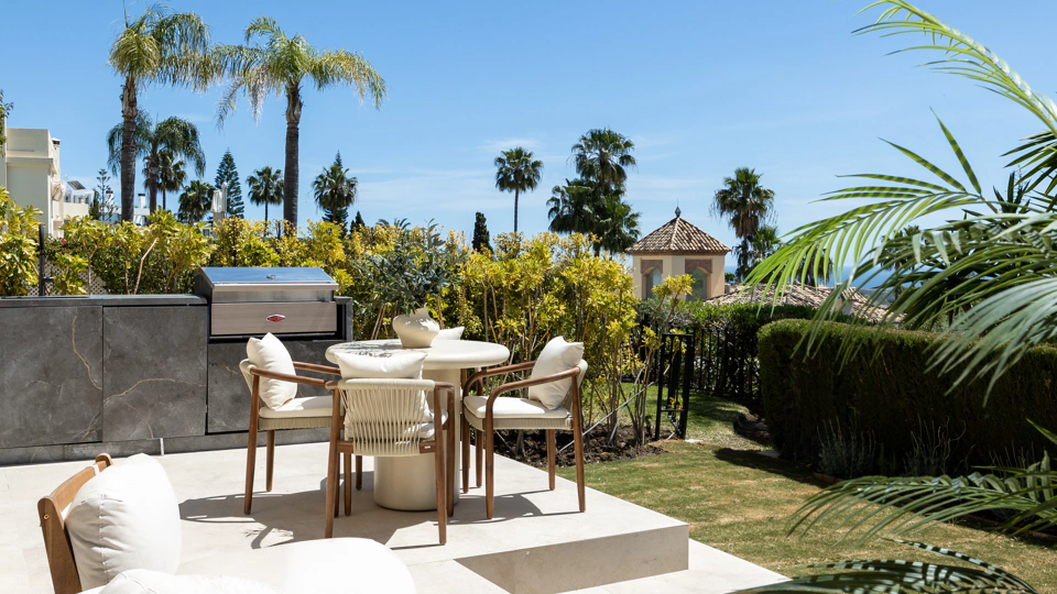 Town House for sale in El Herrojo, Benahavis