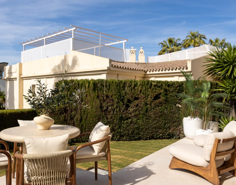 STUNNING 4-BEDROOM TOWNHOUSE WITH ROOFTOP TERRACE IN BENAHAVÍS