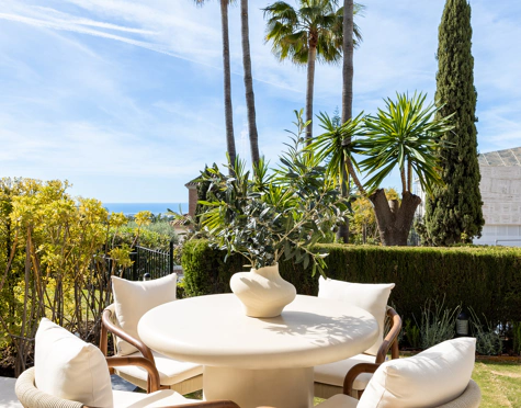 STUNNING 4-BEDROOM TOWNHOUSE WITH ROOFTOP TERRACE IN BENAHAVÍS