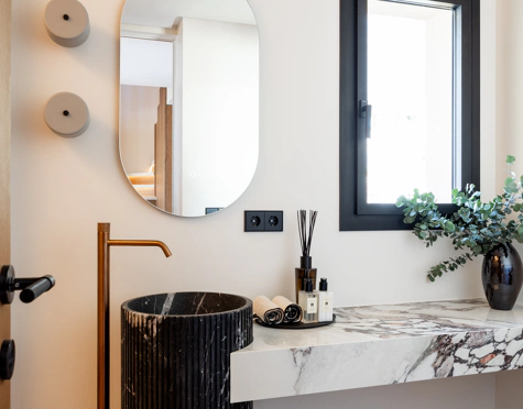 STUNNING 4-BEDROOM TOWNHOUSE WITH ROOFTOP TERRACE IN BENAHAVÍS