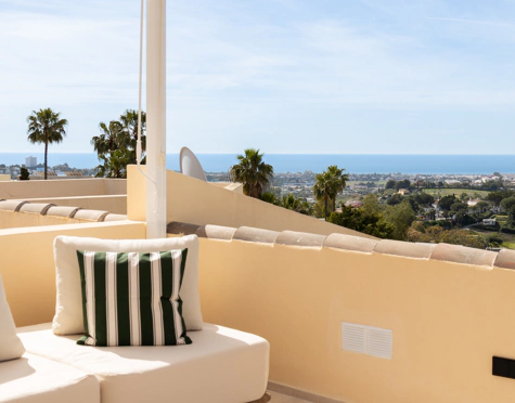 STUNNING 4-BEDROOM TOWNHOUSE WITH ROOFTOP TERRACE IN BENAHAVÍS
