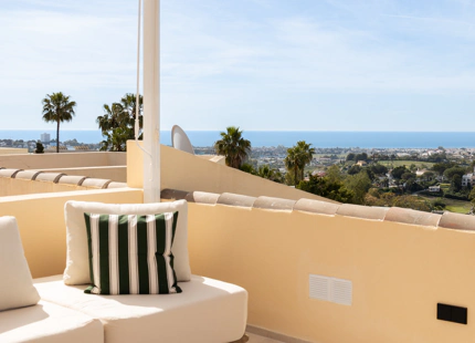 STUNNING 4-BEDROOM TOWNHOUSE WITH ROOFTOP TERRACE IN BENAHAVÍS