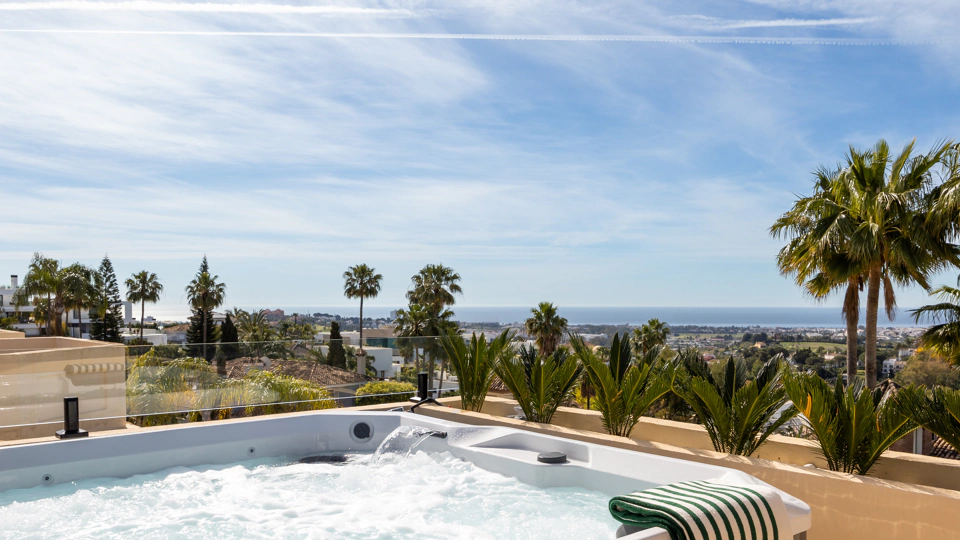 Town House for sale in El Herrojo, Benahavis