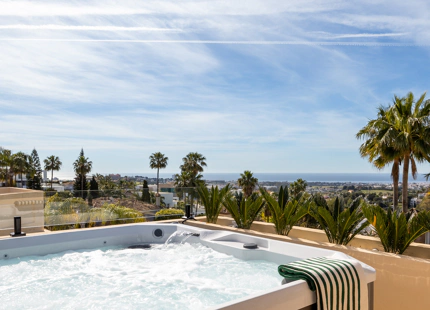 STUNNING 4-BEDROOM TOWNHOUSE WITH ROOFTOP TERRACE IN BENAHAVÍS