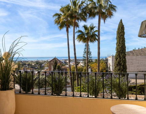 STUNNING 4-BEDROOM TOWNHOUSE WITH ROOFTOP TERRACE IN BENAHAVÍS