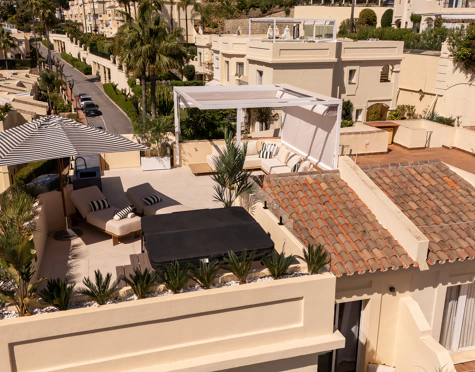 STUNNING 4-BEDROOM TOWNHOUSE WITH ROOFTOP TERRACE IN BENAHAVÍS
