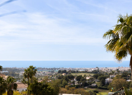 STUNNING 4-BEDROOM TOWNHOUSE WITH ROOFTOP TERRACE IN BENAHAVÍS