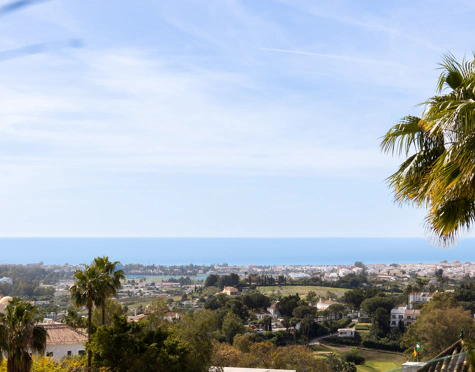 STUNNING 4-BEDROOM TOWNHOUSE WITH ROOFTOP TERRACE IN BENAHAVÍS