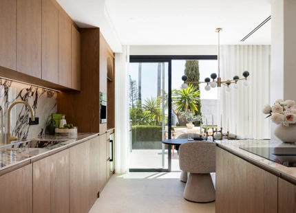 STUNNING 4-BEDROOM TOWNHOUSE WITH ROOFTOP TERRACE IN BENAHAVÍS