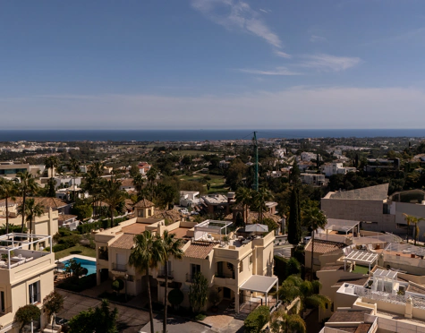 STUNNING 4-BEDROOM TOWNHOUSE WITH ROOFTOP TERRACE IN BENAHAVÍS