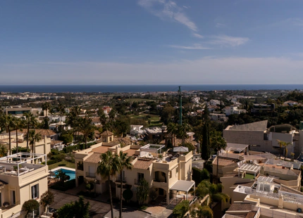 STUNNING 4-BEDROOM TOWNHOUSE WITH ROOFTOP TERRACE IN BENAHAVÍS