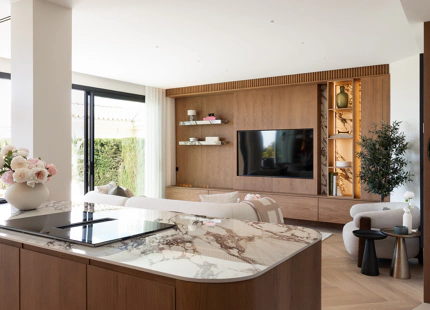 STUNNING 4-BEDROOM TOWNHOUSE WITH ROOFTOP TERRACE IN BENAHAVÍS