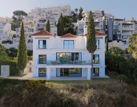 EXCEPTIONAL 5-BEDROOM VILLA WITH SEA AND GOLF VIEWS IN BENAHAVÍS