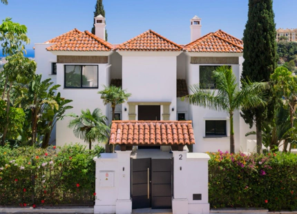EXCEPTIONAL 5-BEDROOM VILLA WITH SEA AND GOLF VIEWS IN BENAHAVÍS