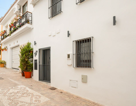 BEAUTIFULLY RENOVATED TOWNHOUSE WITH ROOFTOP TERRACE IN ESTEPONA OLD TOWN