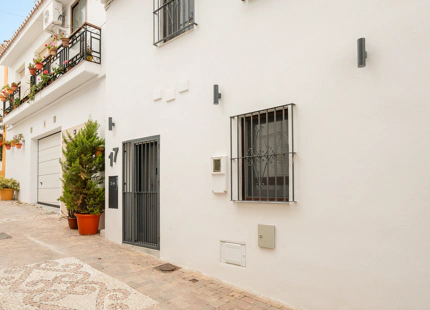 BEAUTIFULLY RENOVATED TOWNHOUSE WITH ROOFTOP TERRACE IN ESTEPONA OLD TOWN