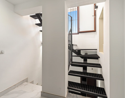 BEAUTIFULLY RENOVATED TOWNHOUSE WITH ROOFTOP TERRACE IN ESTEPONA OLD TOWN