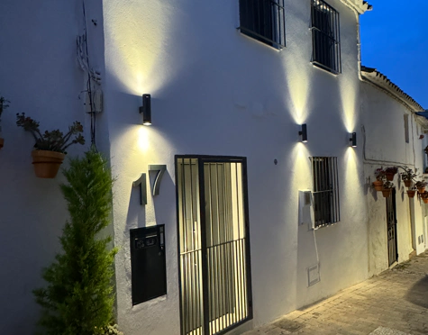 BEAUTIFULLY RENOVATED TOWNHOUSE WITH ROOFTOP TERRACE IN ESTEPONA OLD TOWN