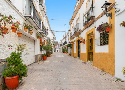 BEAUTIFULLY RENOVATED TOWNHOUSE WITH ROOFTOP TERRACE IN ESTEPONA OLD TOWN