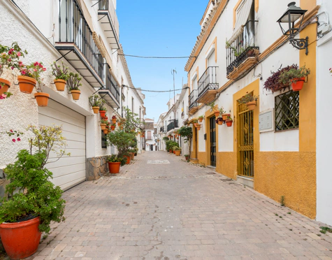 BEAUTIFULLY RENOVATED TOWNHOUSE WITH ROOFTOP TERRACE IN ESTEPONA OLD TOWN