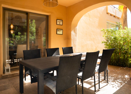 ELEGANT THREE-BEDROOM GROUND-FLOOR APARTMENT IN BENAHAVÍS