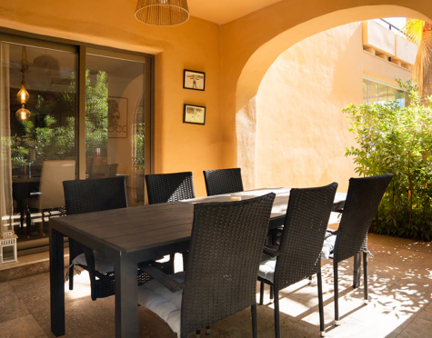 ELEGANT THREE-BEDROOM GROUND-FLOOR APARTMENT IN BENAHAVÍS