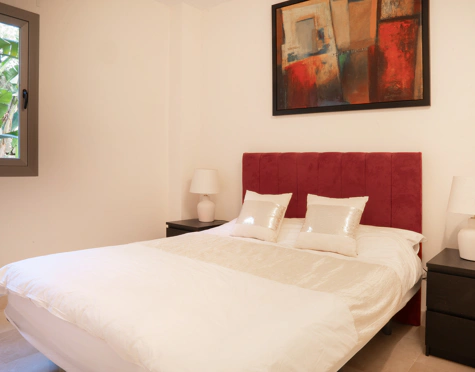ELEGANT THREE-BEDROOM GROUND-FLOOR APARTMENT IN BENAHAVÍS