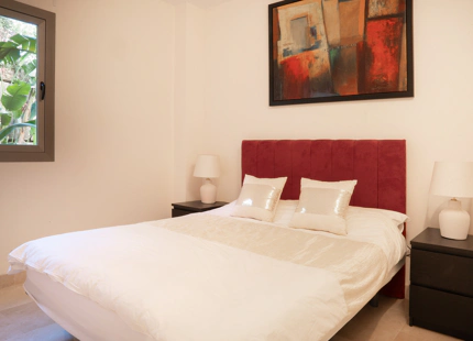 ELEGANT THREE-BEDROOM GROUND-FLOOR APARTMENT IN BENAHAVÍS