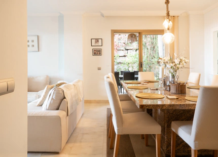 ELEGANT THREE-BEDROOM GROUND-FLOOR APARTMENT IN BENAHAVÍS
