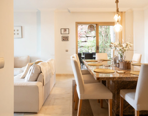ELEGANT THREE-BEDROOM GROUND-FLOOR APARTMENT IN BENAHAVÍS