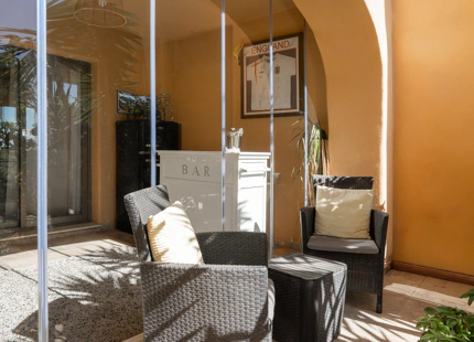 ELEGANT THREE-BEDROOM GROUND-FLOOR APARTMENT IN BENAHAVÍS