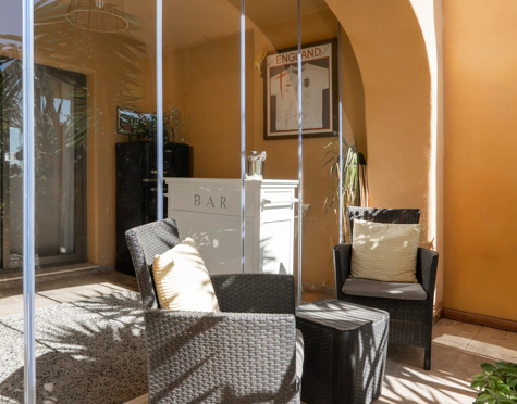 ELEGANT THREE-BEDROOM GROUND-FLOOR APARTMENT IN BENAHAVÍS