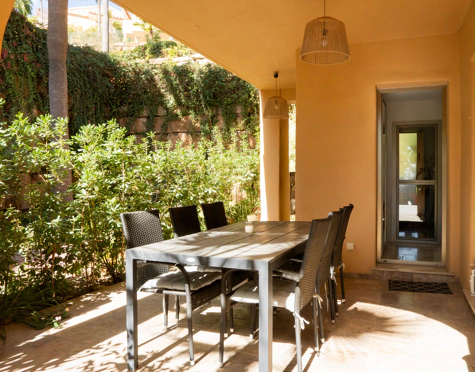 ELEGANT THREE-BEDROOM GROUND-FLOOR APARTMENT IN BENAHAVÍS
