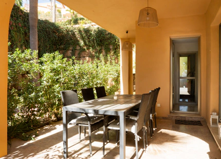 ELEGANT THREE-BEDROOM GROUND-FLOOR APARTMENT IN BENAHAVÍS