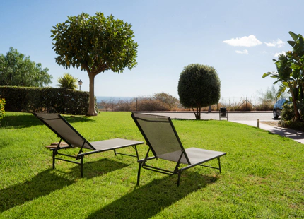 ELEGANT THREE-BEDROOM GROUND-FLOOR APARTMENT IN BENAHAVÍS