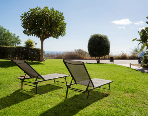 ELEGANT THREE-BEDROOM GROUND-FLOOR APARTMENT IN BENAHAVÍS