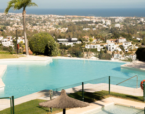 ELEGANT THREE-BEDROOM GROUND-FLOOR APARTMENT IN BENAHAVÍS