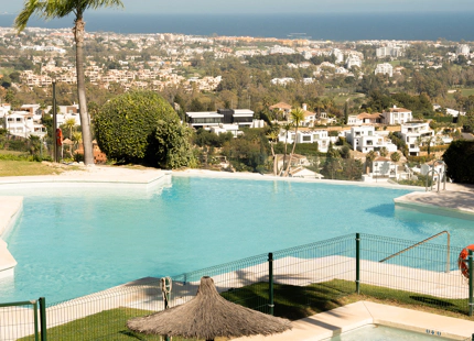 ELEGANT THREE-BEDROOM GROUND-FLOOR APARTMENT IN BENAHAVÍS