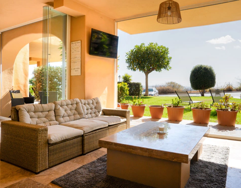 ELEGANT THREE-BEDROOM GROUND-FLOOR APARTMENT IN BENAHAVÍS