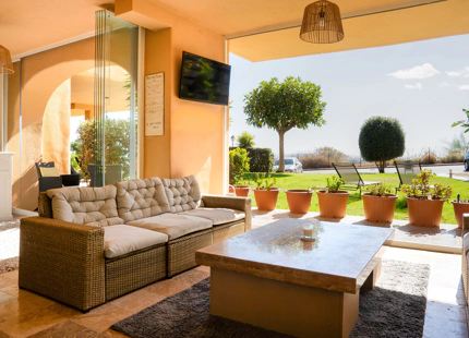ELEGANT THREE-BEDROOM GROUND-FLOOR APARTMENT IN BENAHAVÍS