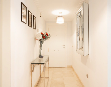 ELEGANT THREE-BEDROOM GROUND-FLOOR APARTMENT IN BENAHAVÍS