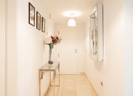 ELEGANT THREE-BEDROOM GROUND-FLOOR APARTMENT IN BENAHAVÍS