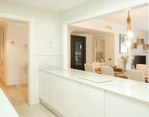 ELEGANT THREE-BEDROOM GROUND-FLOOR APARTMENT IN BENAHAVÍS