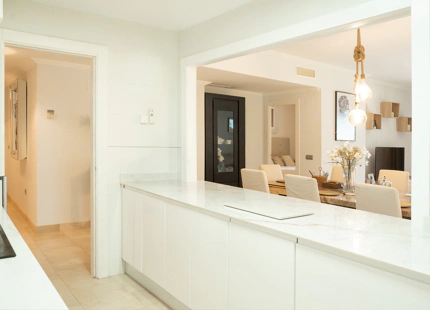 ELEGANT THREE-BEDROOM GROUND-FLOOR APARTMENT IN BENAHAVÍS