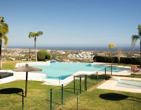 ELEGANT THREE-BEDROOM GROUND-FLOOR APARTMENT IN BENAHAVÍS