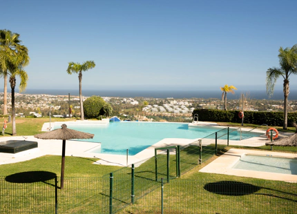 ELEGANT THREE-BEDROOM GROUND-FLOOR APARTMENT IN BENAHAVÍS