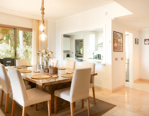 ELEGANT THREE-BEDROOM GROUND-FLOOR APARTMENT IN BENAHAVÍS