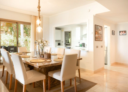ELEGANT THREE-BEDROOM GROUND-FLOOR APARTMENT IN BENAHAVÍS