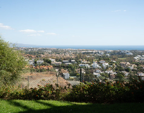 ELEGANT THREE-BEDROOM GROUND-FLOOR APARTMENT IN BENAHAVÍS